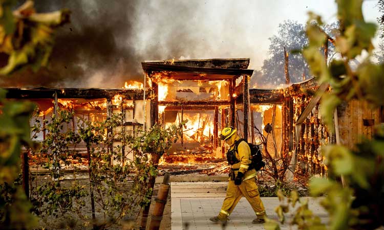 Incendio en California sigue fuera de control, hay estado de emergencia
