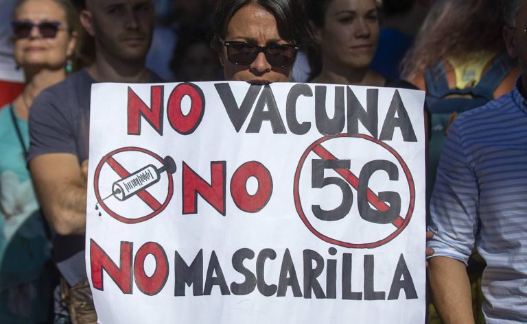 Miles protestan en España contra uso de cubrebocas; Bosé convoca pero no asiste