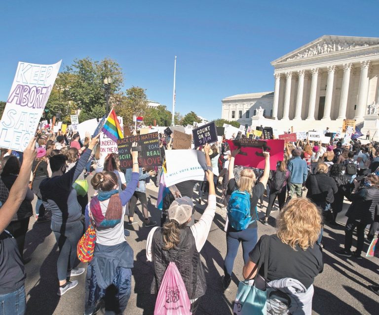Miles de mujeres protestan contra Trump