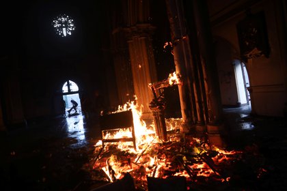 Incidentes durante las protestas en Chile: encapuchados quemaron dos iglesias y se registraron varios saqueos