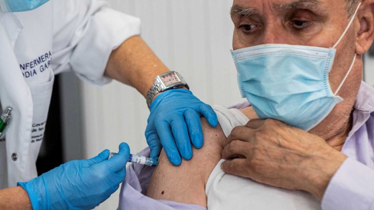 Abren registro de adultos mayores para vacunación contra COVID; así se debe hacer