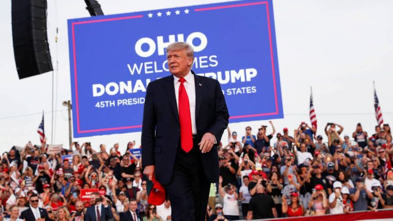 Trump reaparece en Ohio y ataca políticas migratorias de Biden