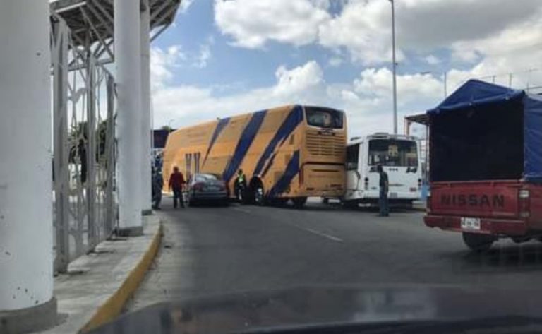 Camión de Tigres choca en Puebla
