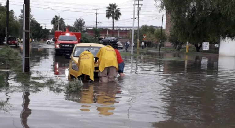 #Video Lluvia matutina inunda varias calles en Torreón, Coahuila