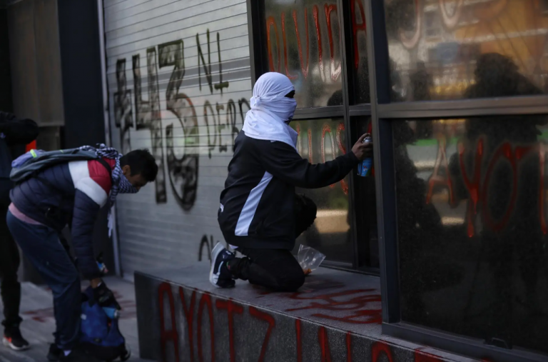 Violencia en protestas por Ayotzinapa buscan enrarecer y desacreditar: AMLO