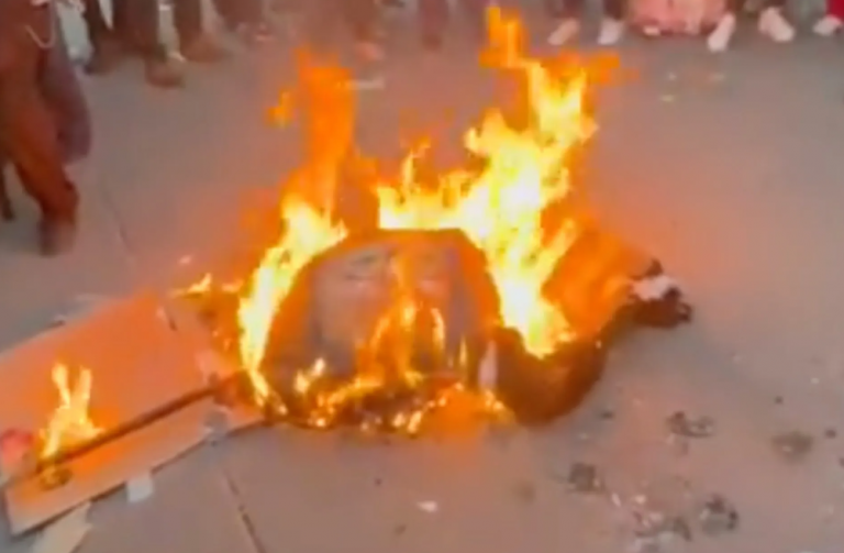“No hace falta”: Condena AMLO quema de figura de ministra Norma Piña en el Zócalo