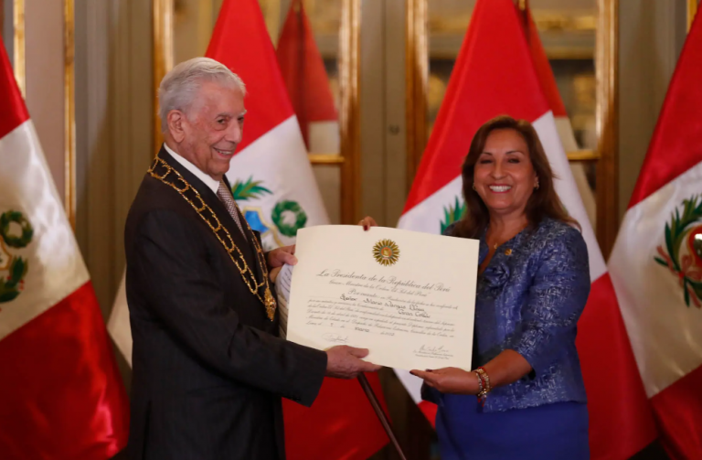AMLO arremete contra presidenta de Perú por condecorar al escritor Vargas Llosa