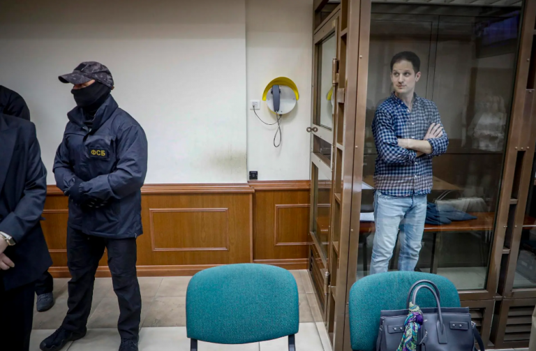 Justicia rusa mantiene en prisión preventiva al periodista del WSJ
