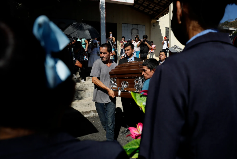 Sepultan en El Salvador restos de migrante muerto por incendio en Ciudad Juárez