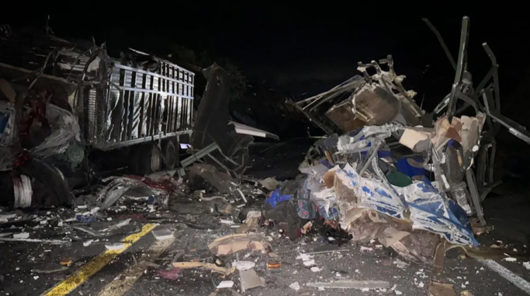 Choque de autobús con migrantes en la Cuacnopalan-Oaxaca deja 15 muertos