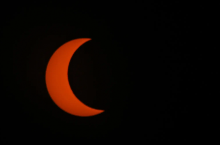 AMLO pide a medios difundir medidas preventivas para observar el eclipse
